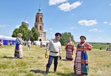 Весело да громко пели казаки в селе Ижеславль